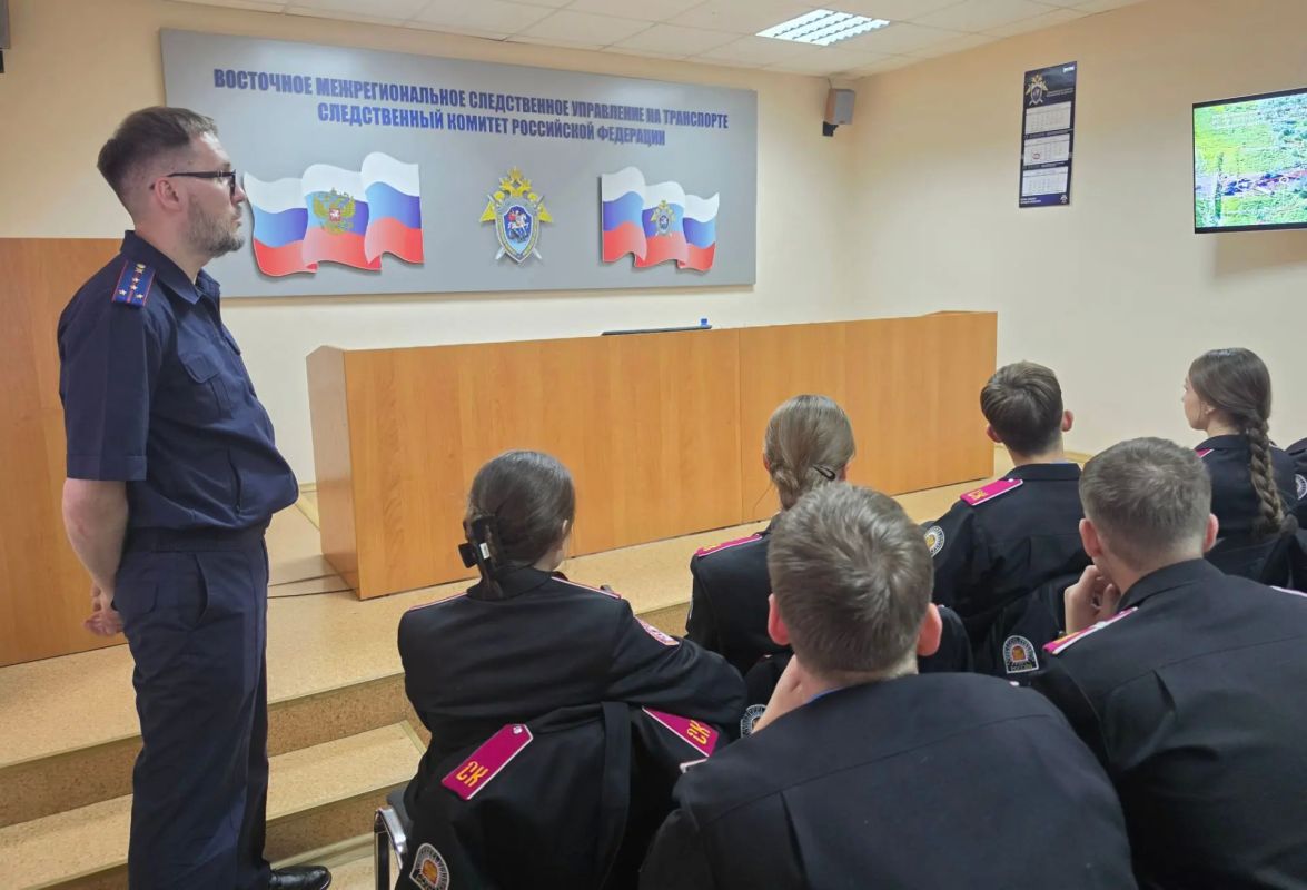 В Новосибирске следователь-криминалист ВМСУТ СК России рассказал кадетам об особенностях расследования авиационных происшествий В Новосибирске следователь-криминалист ВМСУТ СК России рассказал кадетам об особенностях расследования авиационных происшествий