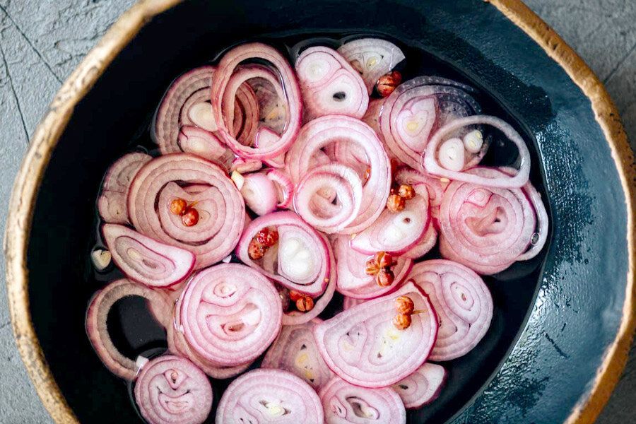 Маринованный лук-шалот: освежающая закуска