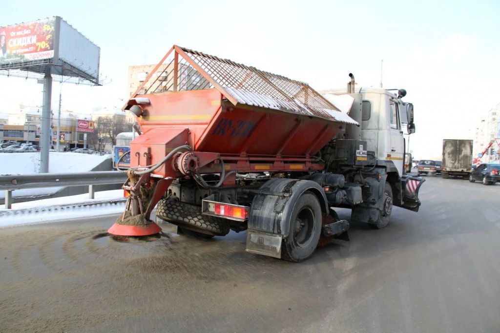 Дороги в Новосибирске начали посыпать для борьбы с гололедицей
