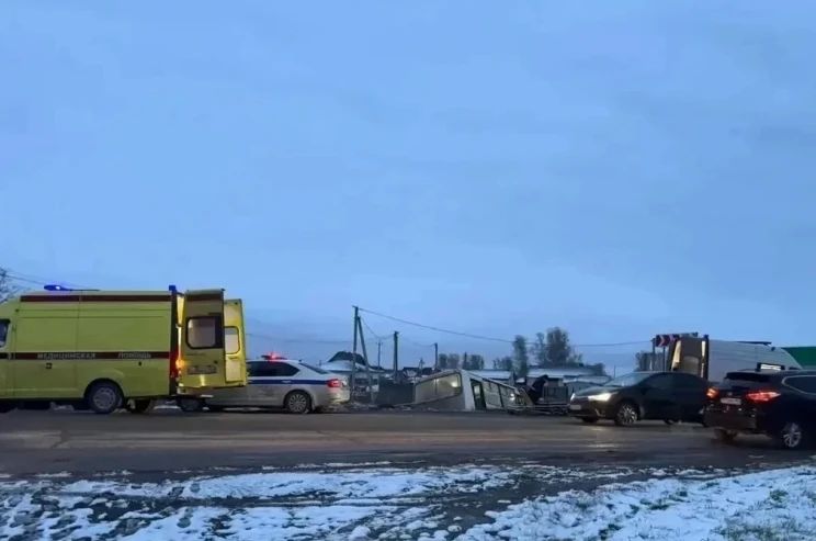 «Скользил на поворотах»: очевидцы рассказали о страшном ДТП с автобусом под Новосибирском, в котором пострадали 8 человек