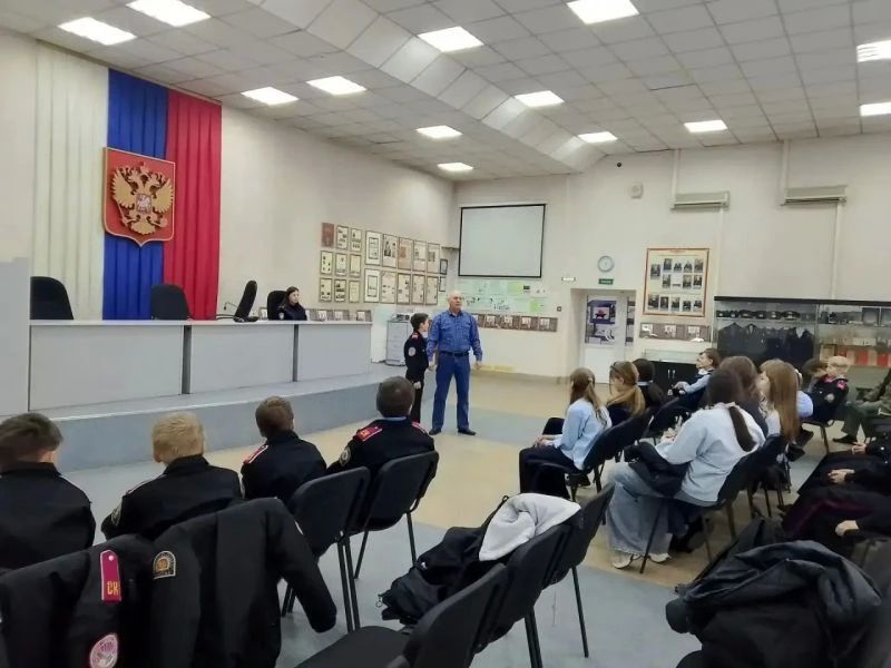 В Новосибирске сотрудники полиции и ветераны провели профилактические встречи со школьниками В Новосибирске сотрудники полиции и ветераны провели профилактические встречи со школьниками